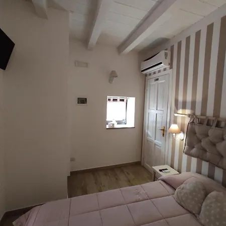 לינה וארוחת בוקר La Maison Del Borgo Antico 3*